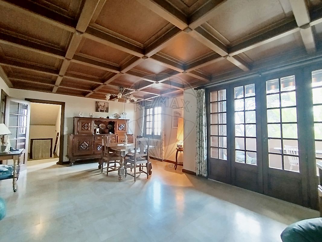 Maison 10 pièces 240 m² · à Pommiers · 240 m² · 380 000 €