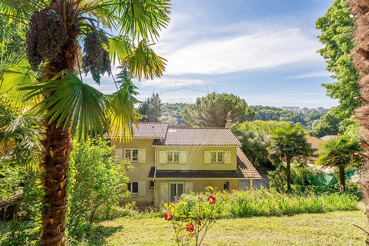 Maison 10 pièces 230 m² · à Collonges-au-Mont-d'Or · 230 m² · 940 000 €