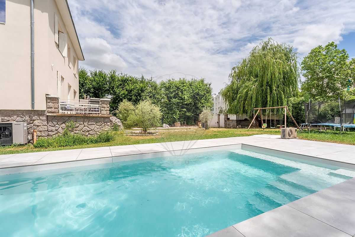Maison 12 pièces 242 m² · à Gleizé · 242 m² · 599 000 €