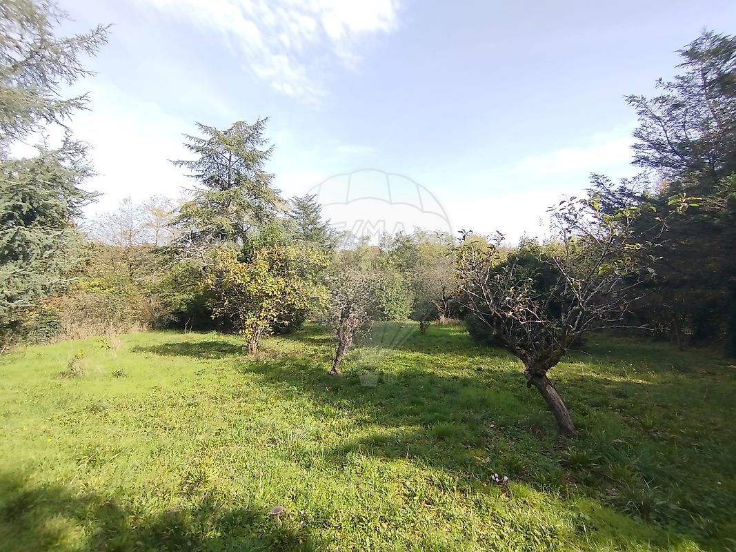 Terrain 214 m² · à Charbonnières-les-Bains · 214 m² · 690 000 €