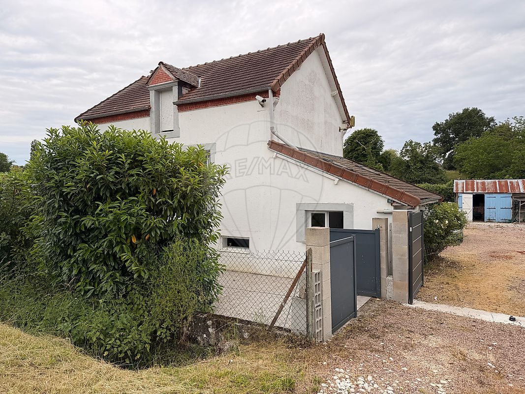Maison 92 m² · à Saint-Léger-le-Petit · 92 m² · 109 000 €
