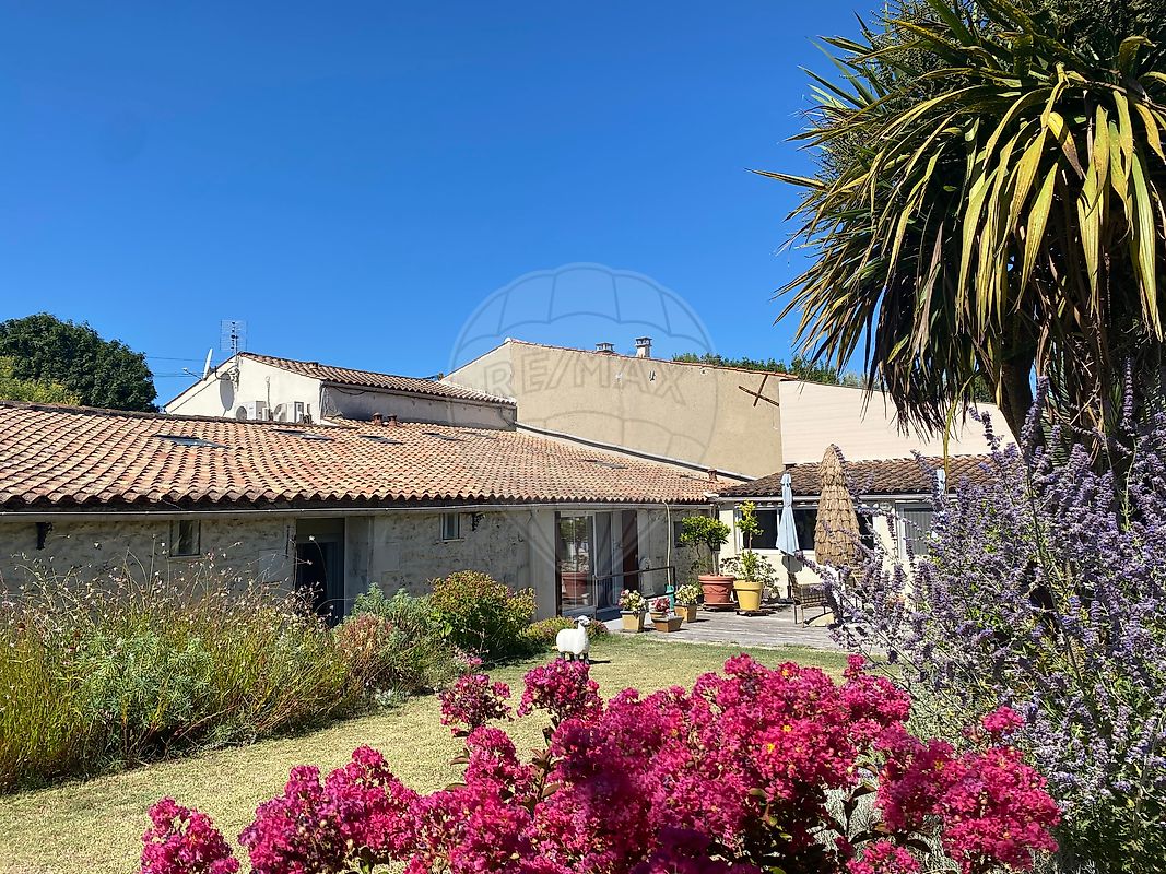 Maison 19 pièces 220 m² · à Semussac · 220 m² · 499 900 €