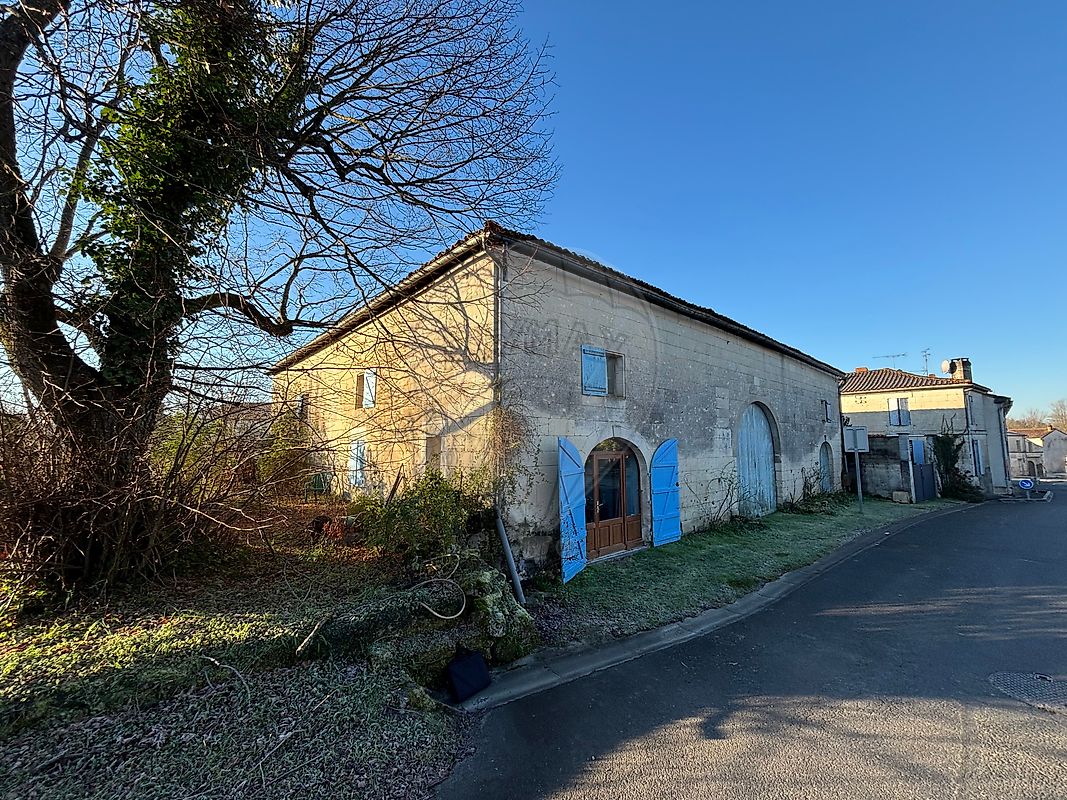 Maison 300 m² · à Saint-Ciers-du-Taillon · 300 m² · 92 000 €