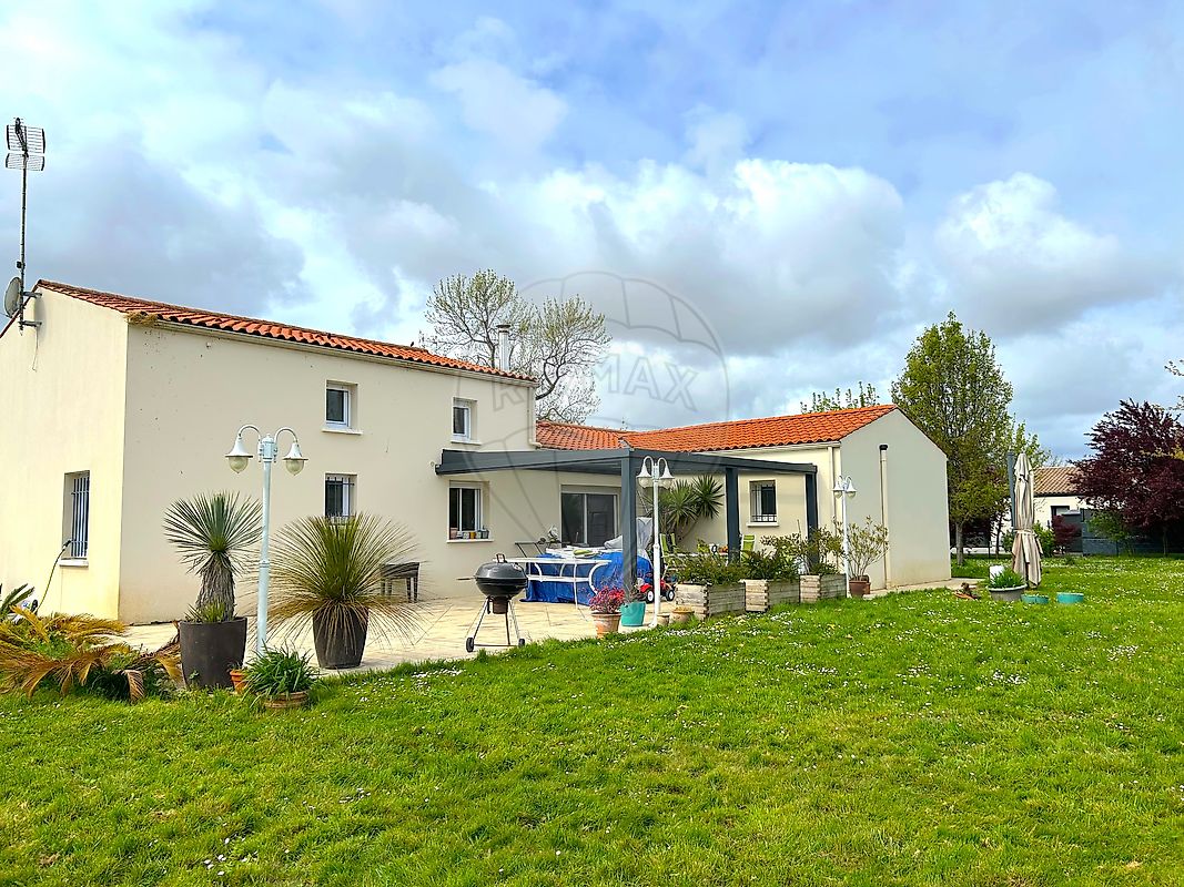 Maison 16 pièces 140 m² · à Thénac · 140 m² · 388 000 €