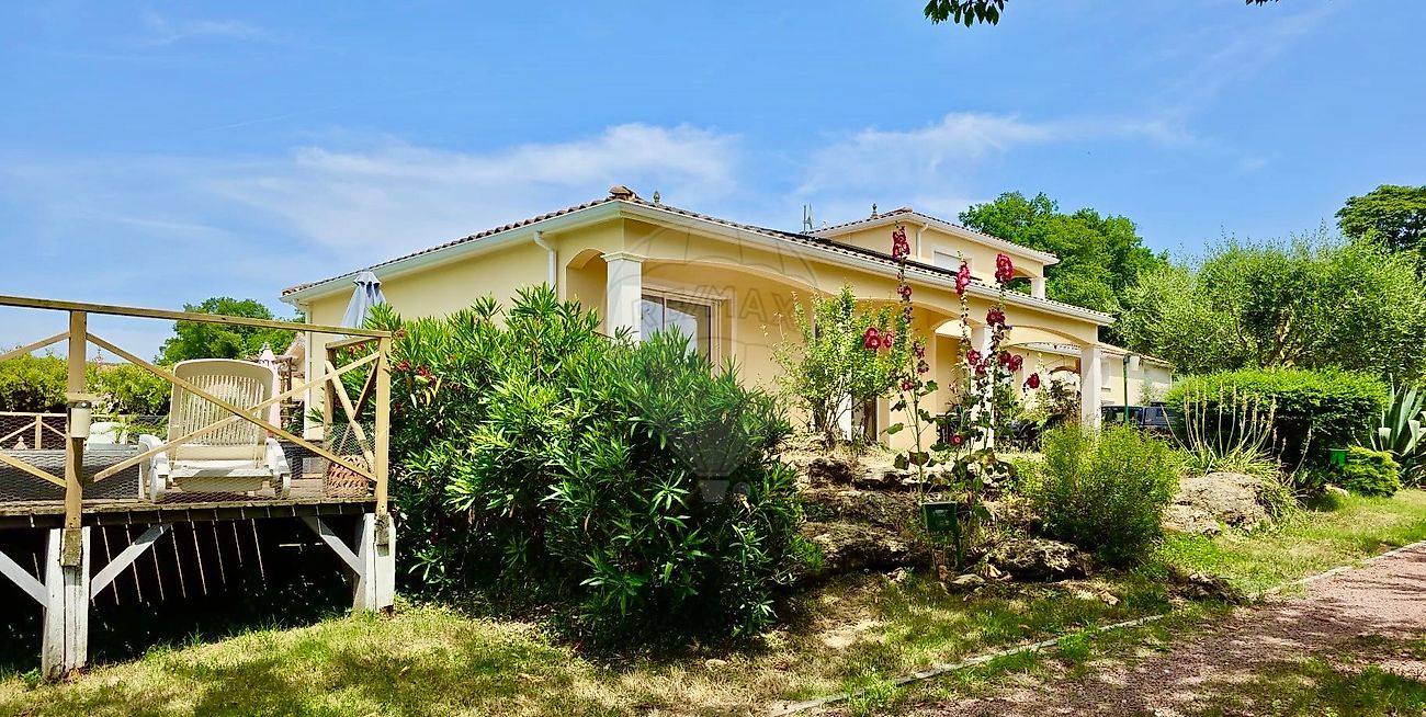 Maison 12 pièces 273 m² · à Gémozac · 273 m² · 395 800 €
