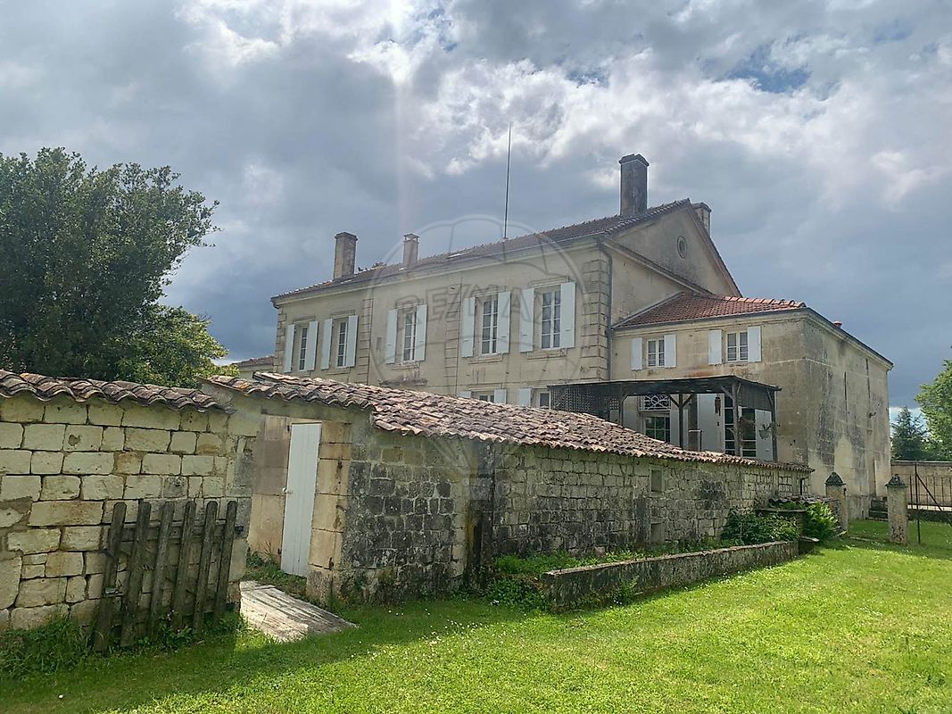 Maison 395 m² · à Tesson · 395 m² · 468 000 €