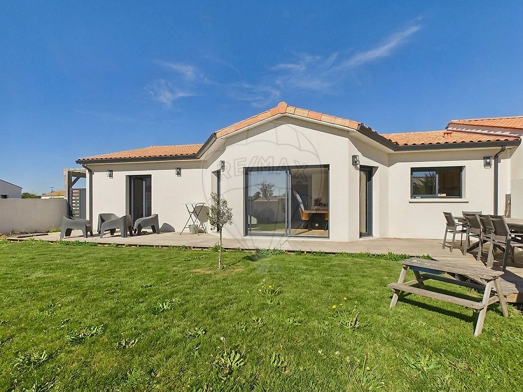 Maison 4 pièces 107 m² · à Etaules · 107 m² · 340 000 €