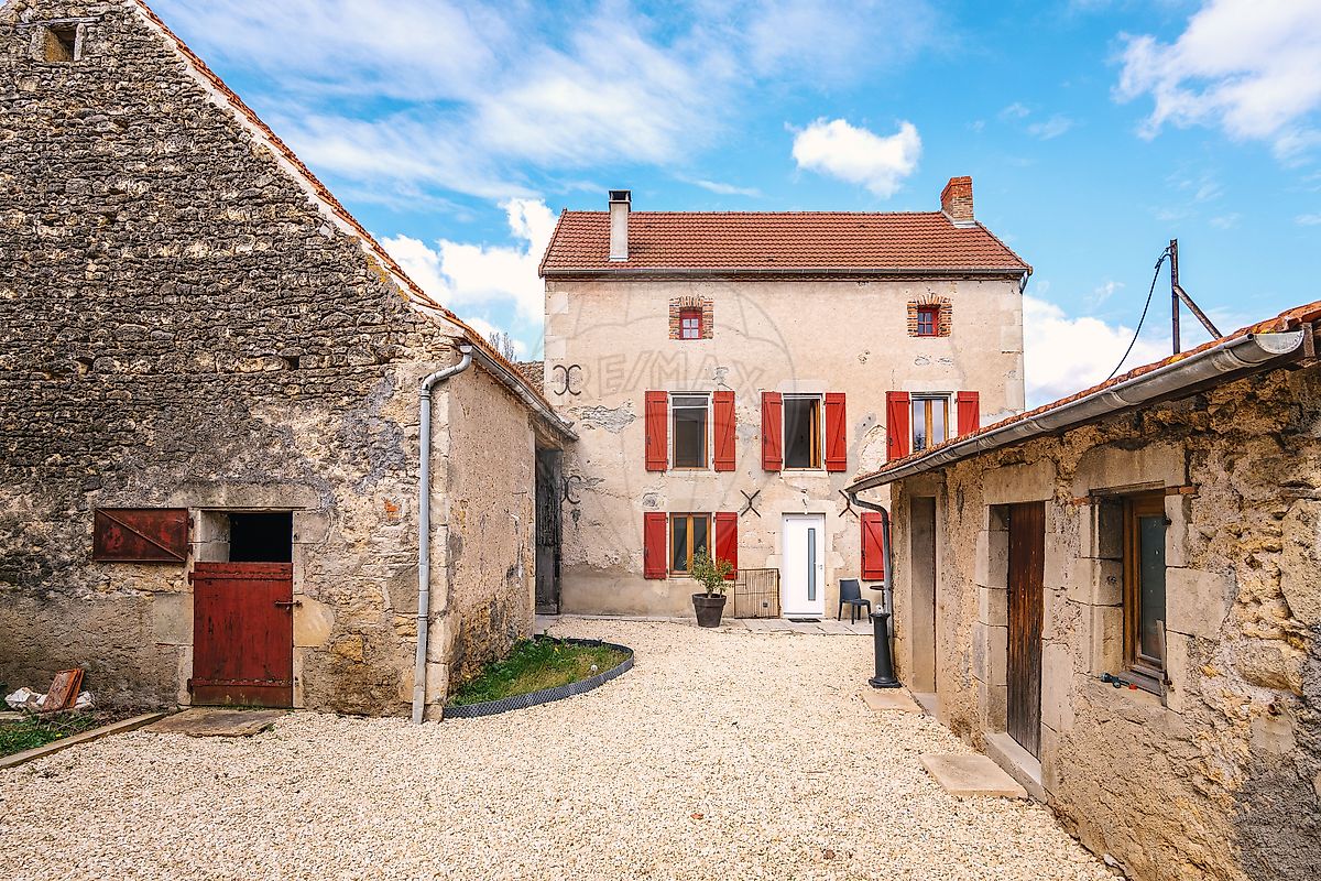 Maison 14 pièces 150 m² · à Charmes · 150 m² · 299 000 €