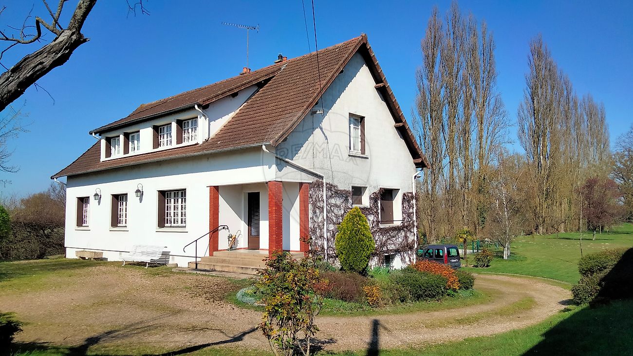 Maison 9 pièces 207 m² · à Dompierre-sur-Besbre · 207 m² · 185 000 €