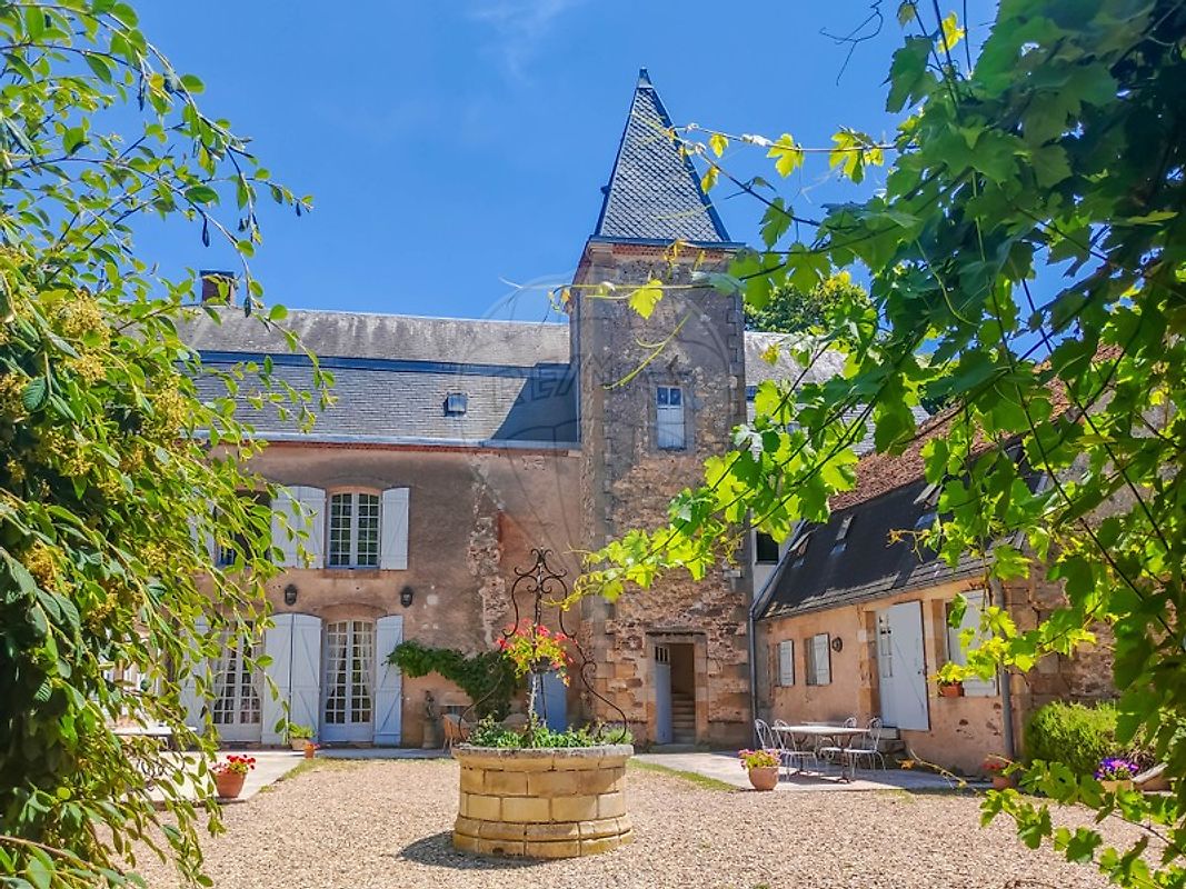 Maison 11 pièces 495 m² · à Cérilly · 495 m² · 950 000 €