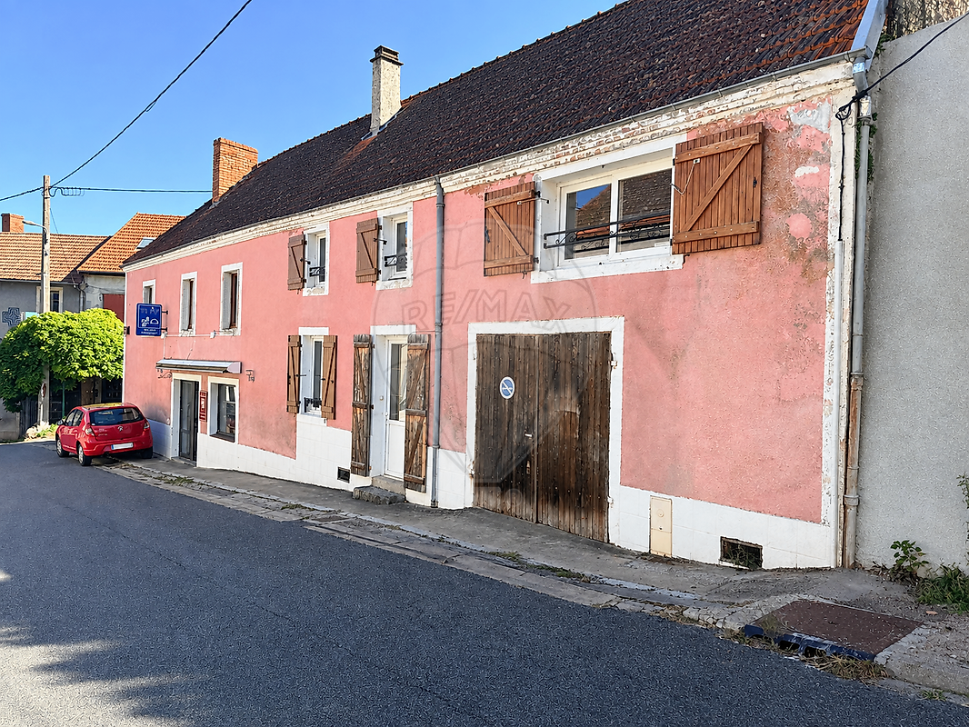 Immeuble 215 m² · à Arfeuilles · 215 m² · 85 000 €