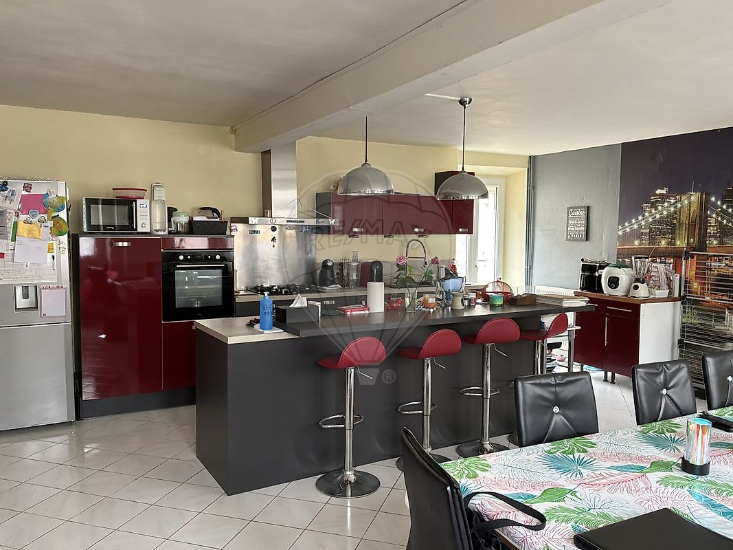 Maison 261 m² · à Échouboulains · 261 m² · 215 000 €