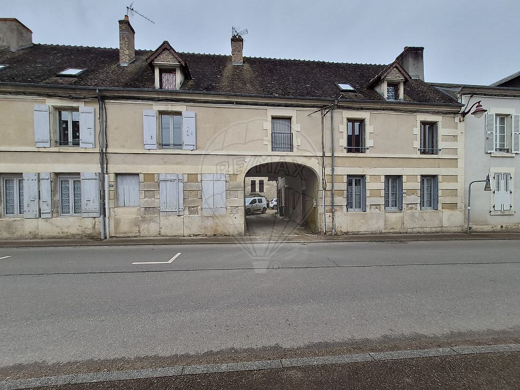 Immeuble 4 pièces 381 m² · à Mesves-sur-Loire · 381 m² · 185 000 €