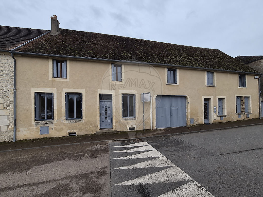 Immeuble 273 m² · à Mesves-sur-Loire · 273 m² · 190 000 €