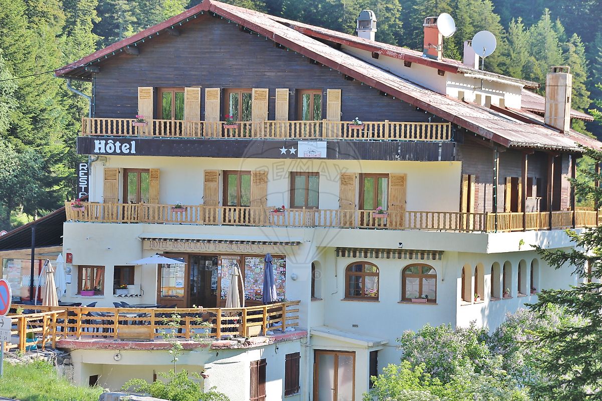 Commerce à vendre - L'Escarène · 1 800 m² · 760 000 €