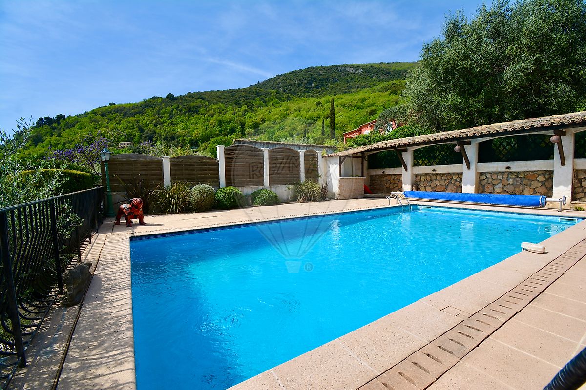 Maison 15 pièces 253 m² · à Gattières · 253 m² · 740 000 €