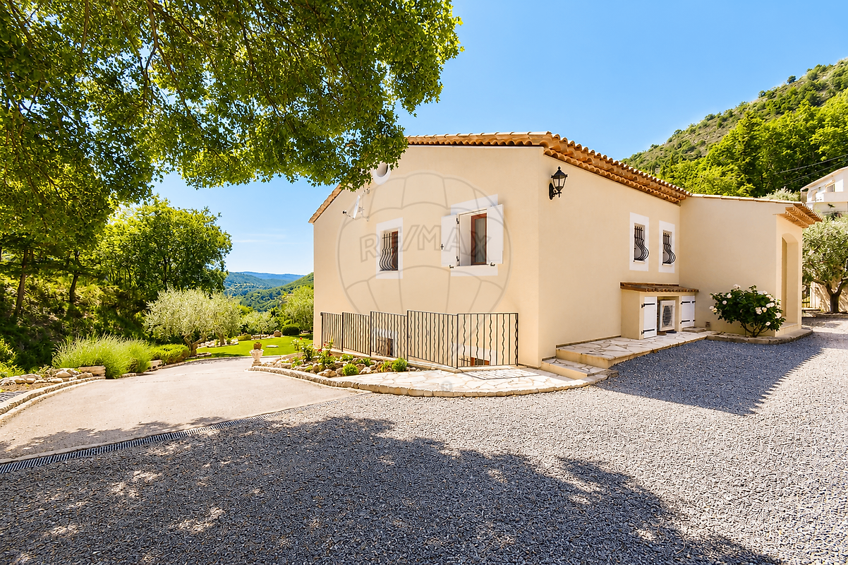 Maison 4 pièces 182 m² · à Coursegoules · 182 m² · 749 000 €