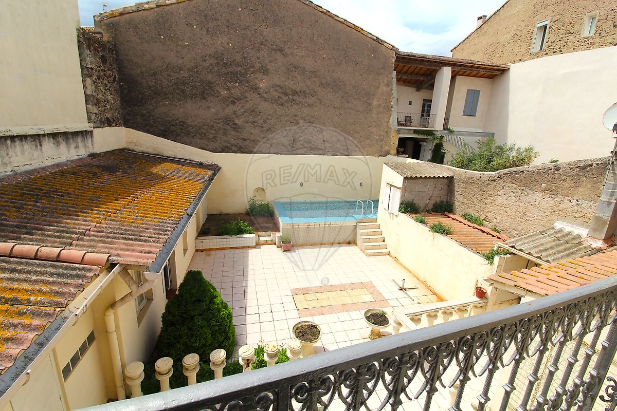 Main Photo of a 4 bedroom  Maison for sale