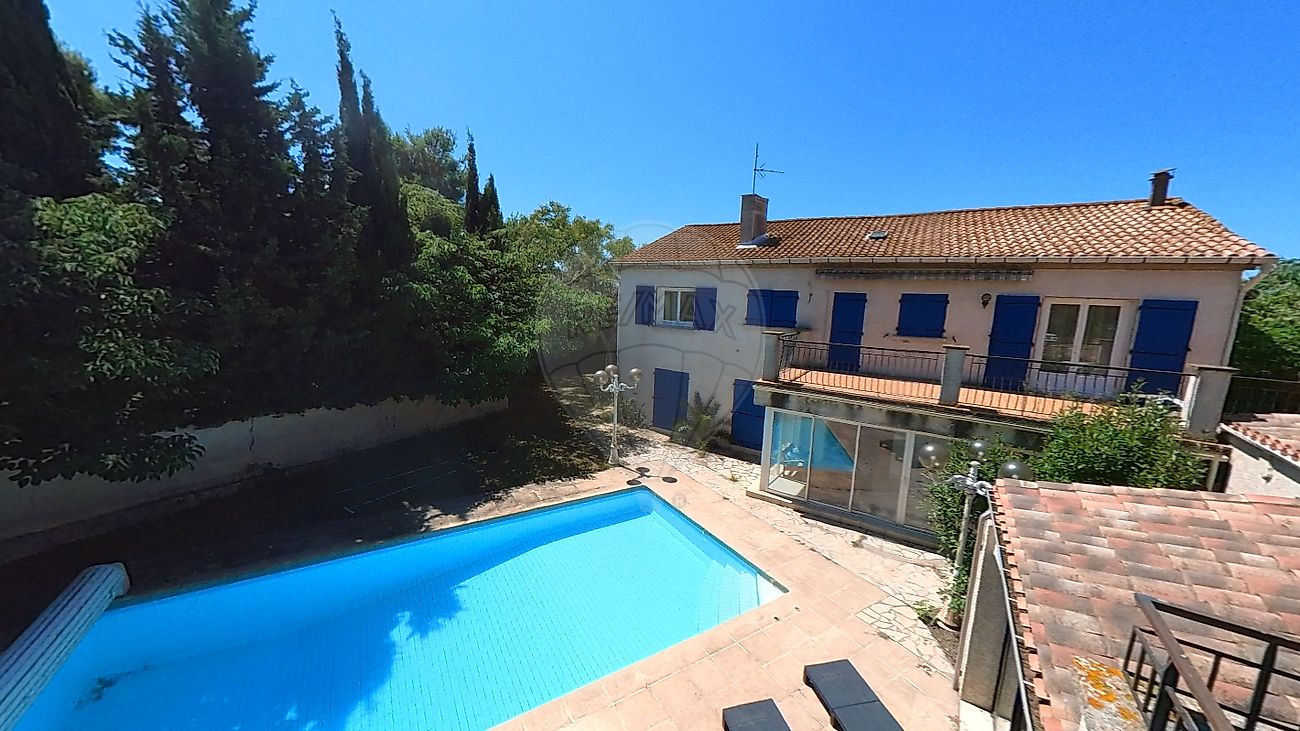 Main Photo of a 6 bedroom  Maison for sale