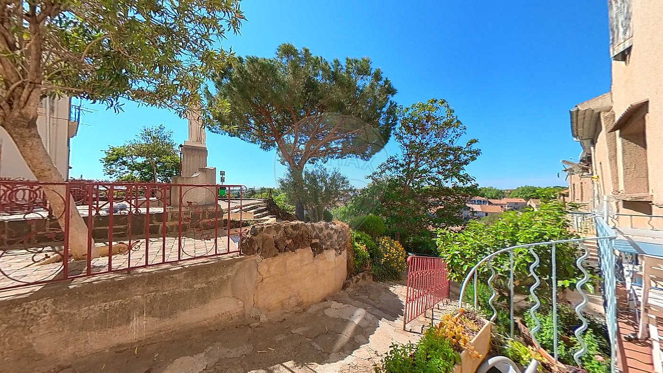 Main Photo of a 4 bedroom  Maison for sale