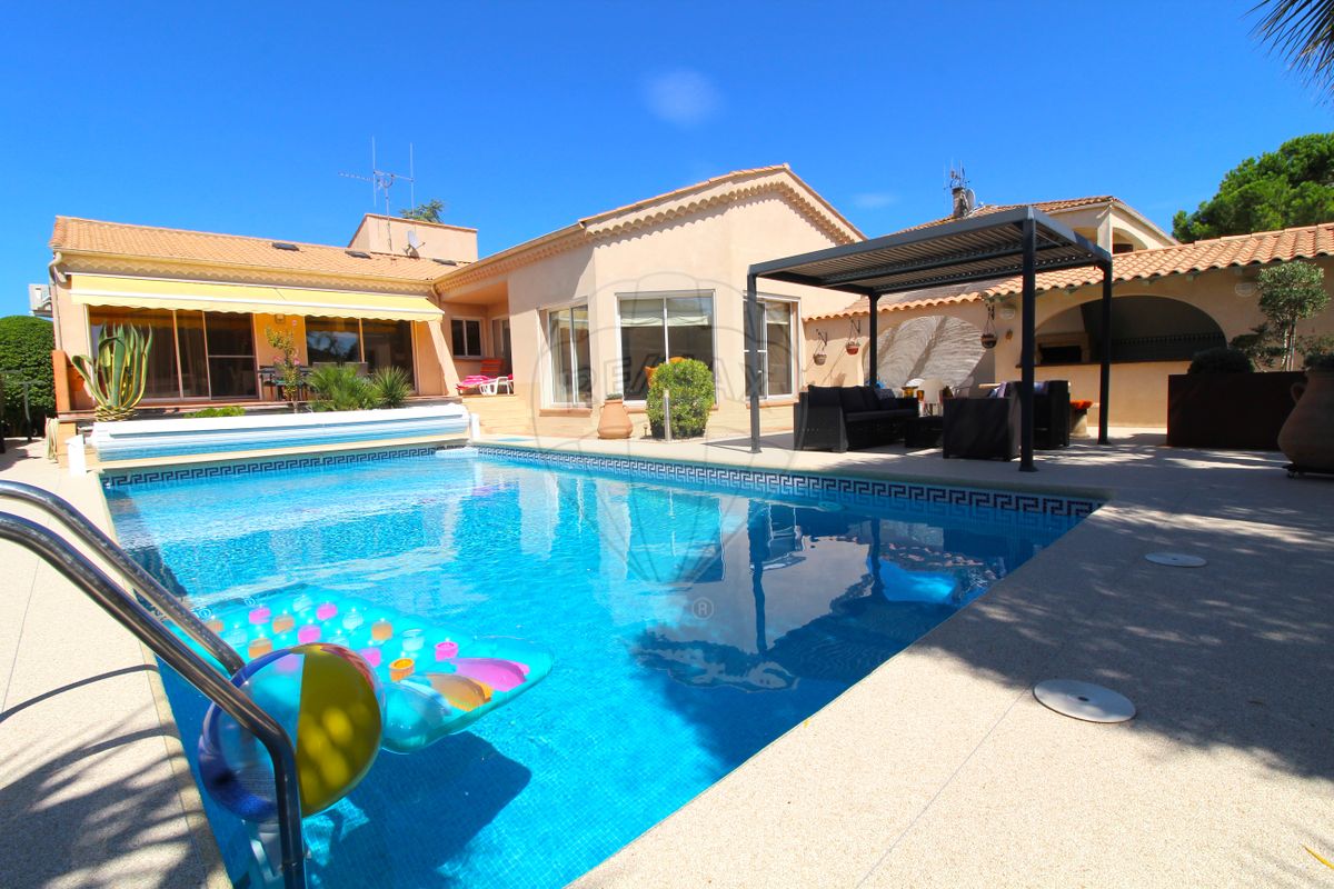 Main Photo of a 5 bedroom  Maison for sale