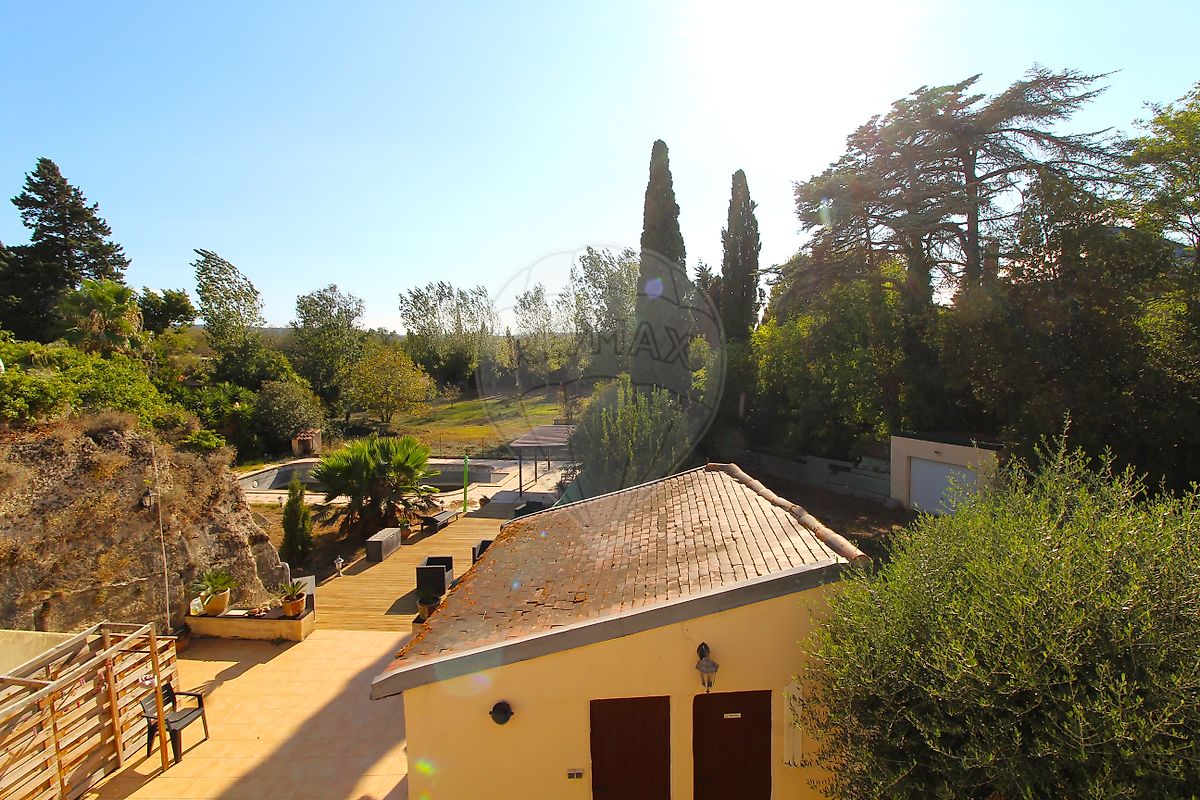 Main Photo of a 5 bedroom  Maison for sale