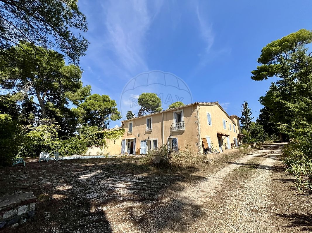 Main Photo of a 5 bedroom  Maison for sale