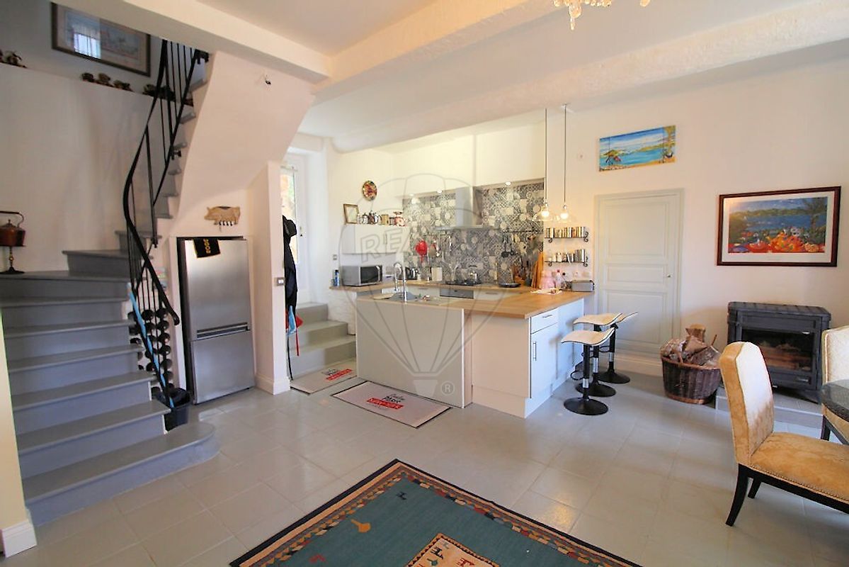 Main Photo of a 4 bedroom  Maison for sale