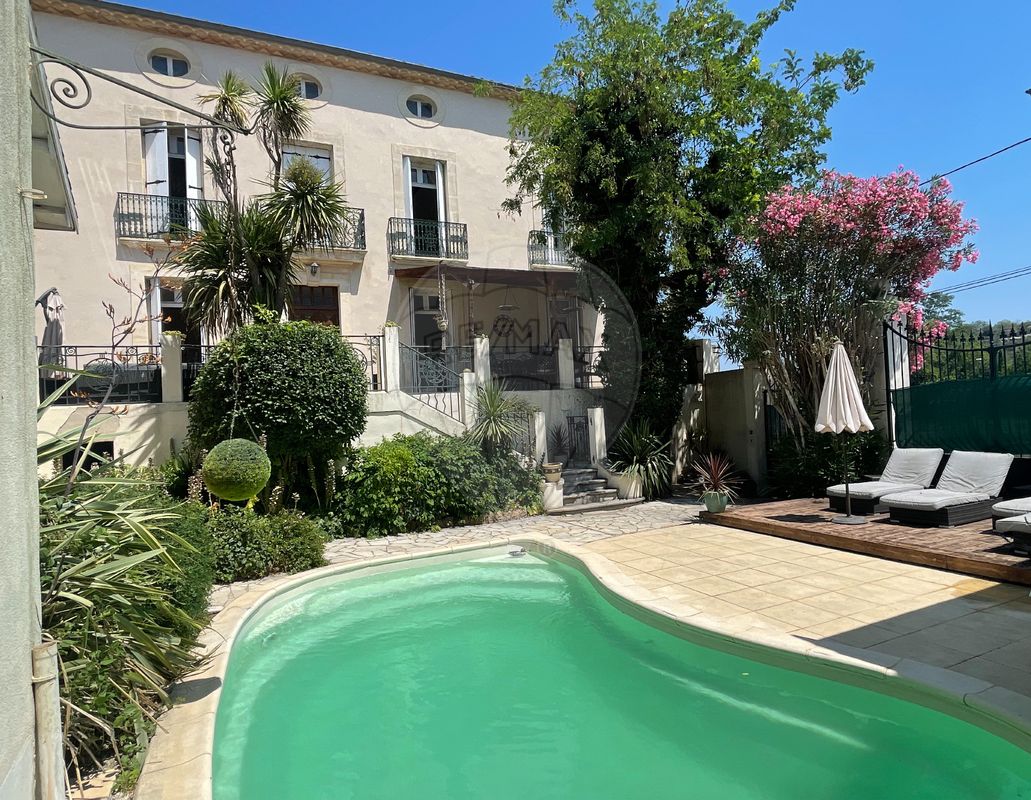 Main Photo of a 7 bedroom  Maison for sale
