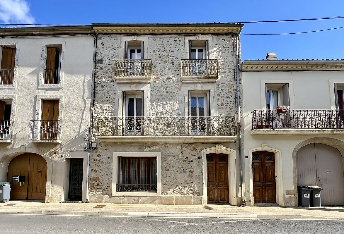 Main Photo of a 4 bedroom  Maison for sale