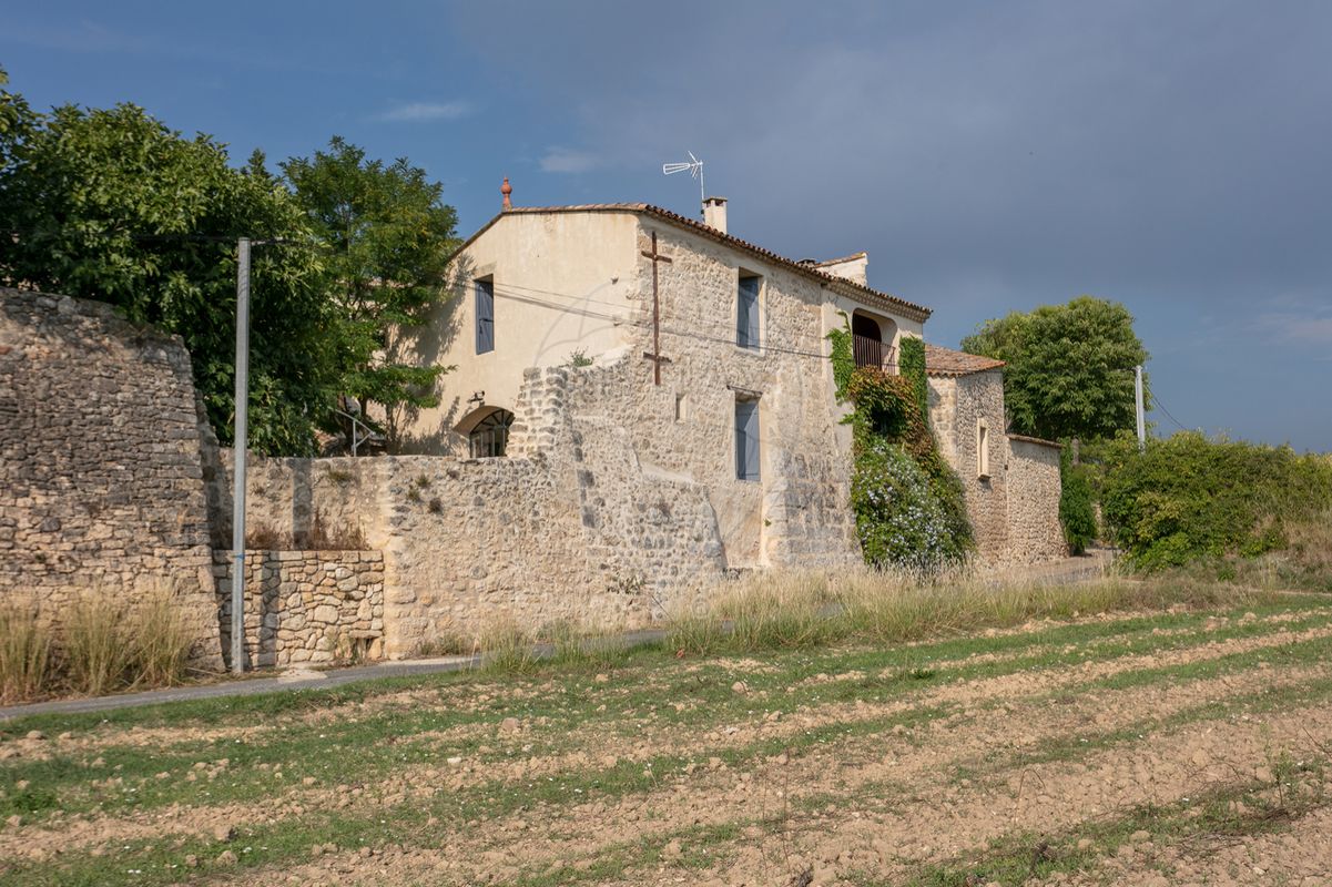 Main Photo of a 7 bedroom  Maison for sale