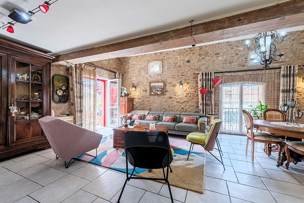 Main Photo of a 4 bedroom  Maison for sale