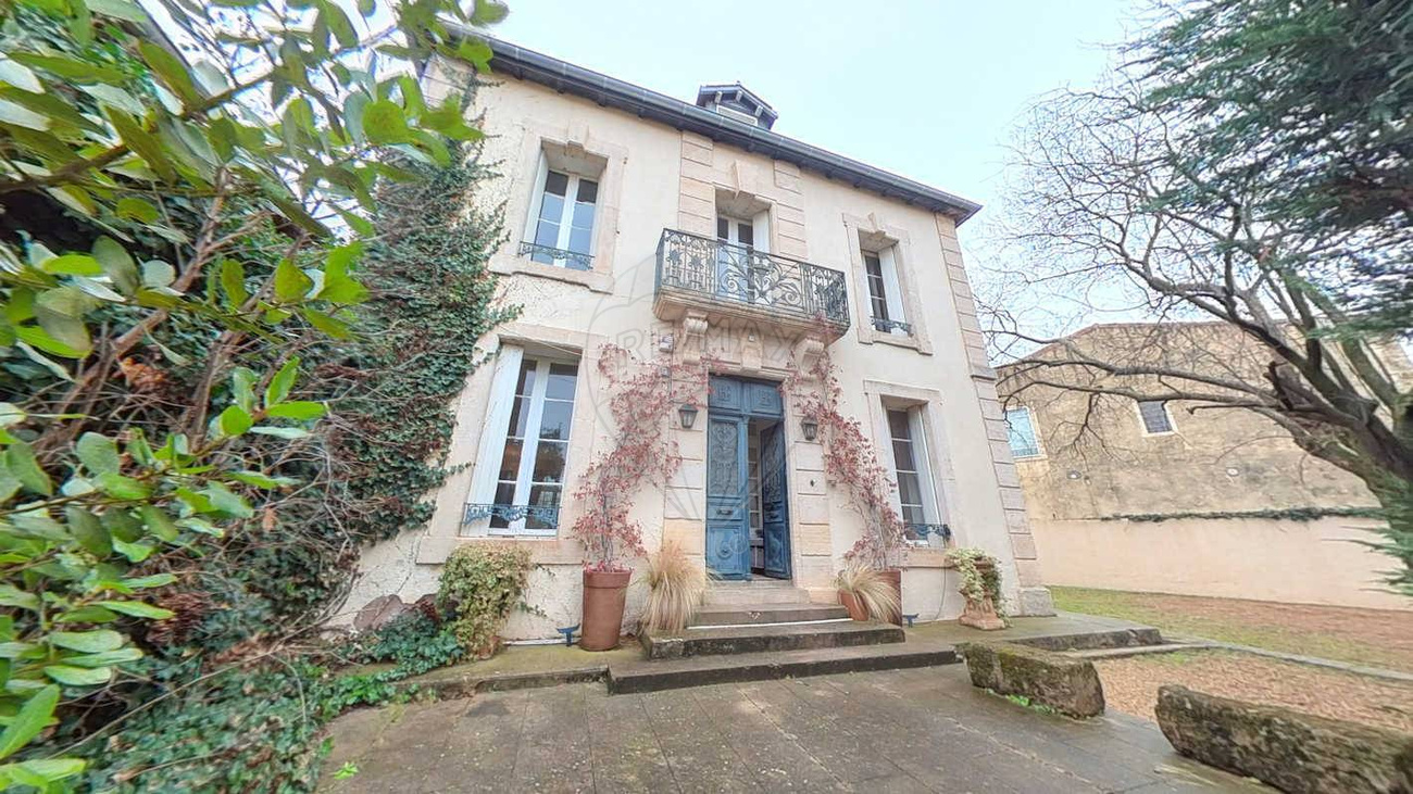 Main Photo of a 6 bedroom  Maison for sale