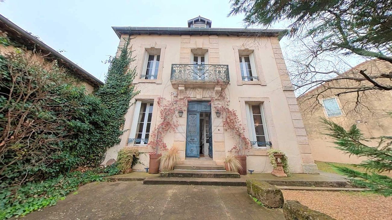 Main Photo of a 6 bedroom  Maison for sale