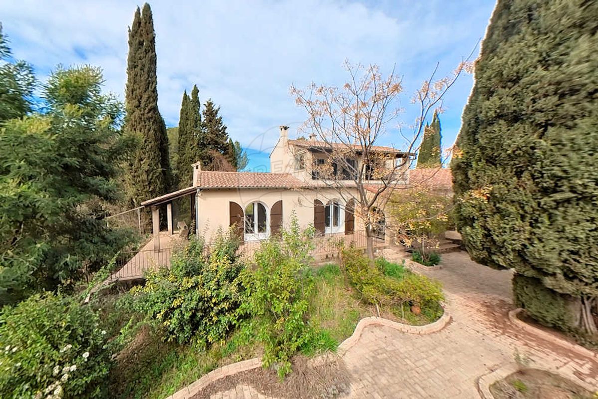 Main Photo of a 5 bedroom  Maison for sale