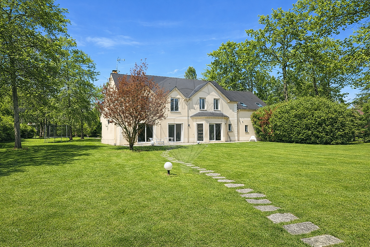 Maison 8 pièces 297 m² · à Chantilly · 297 m² · 890 000 €