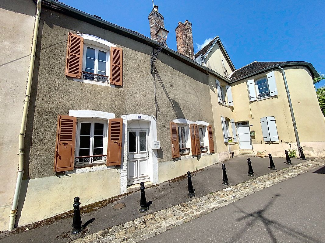 Maison 83 m² · à Saint-Julien-du-Sault · 83 m² · 60 000 €