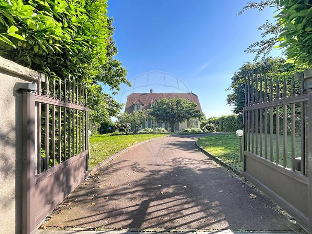Maison 18 pièces 224 m² · à Maubec · 224 m² · 630 000 €