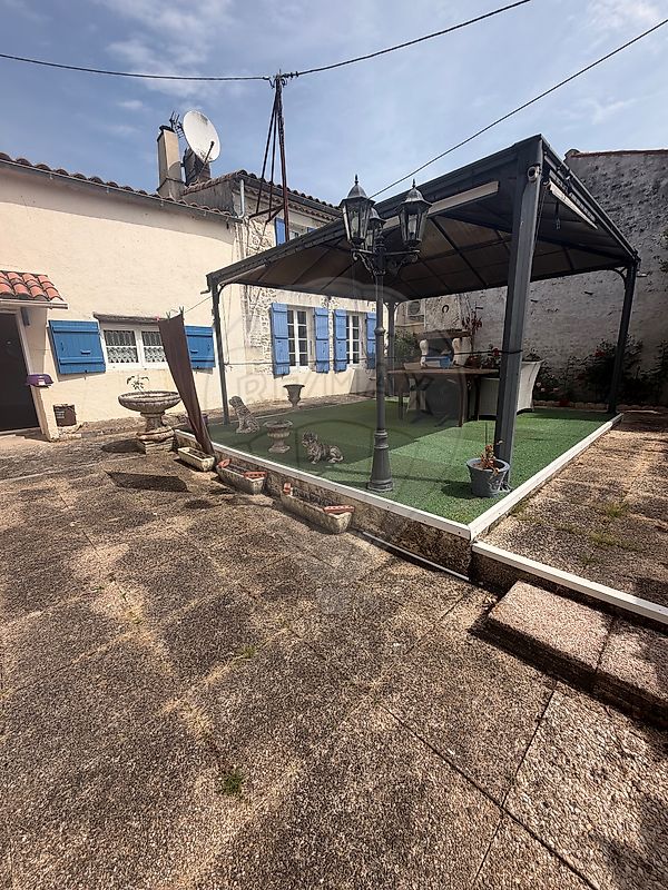 Maison 14 pièces 145 m² · à Pisany · 145 m² · 233 000 €