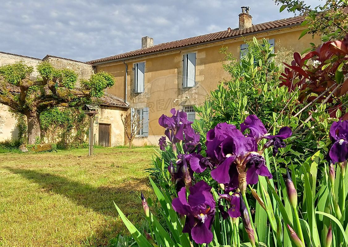 Maison 450 m² · à Gornac · 450 m² · 375 700 €